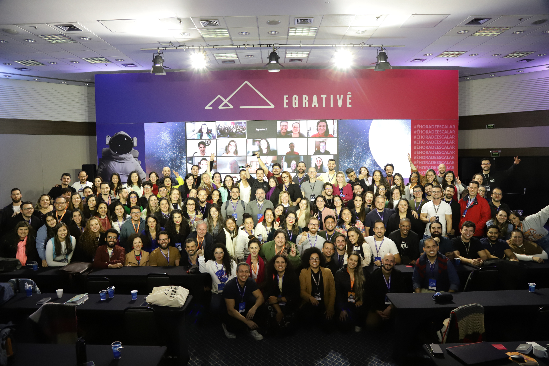 Amanda Schmidt en el escenario del evento Egrativê